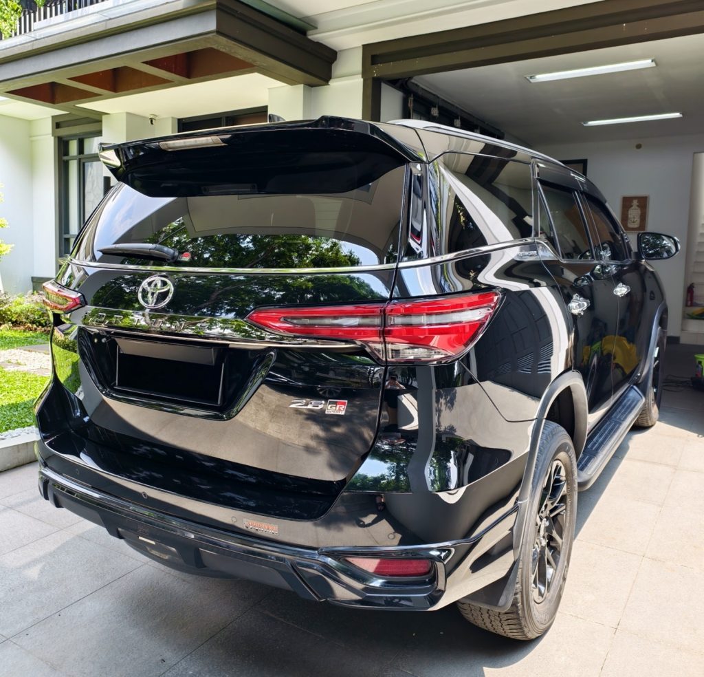 Eksterior Mobil Hitam